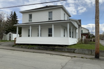 Edmundston, N.B. E3V 2W1, 4 Chambre Chambre, ,2 Salles de bainSalles de bain,Édifice à revenu,À vendre